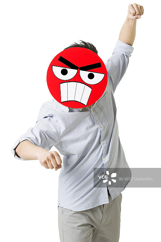 年轻男子戴着一张生气的卡通脸图片素材
