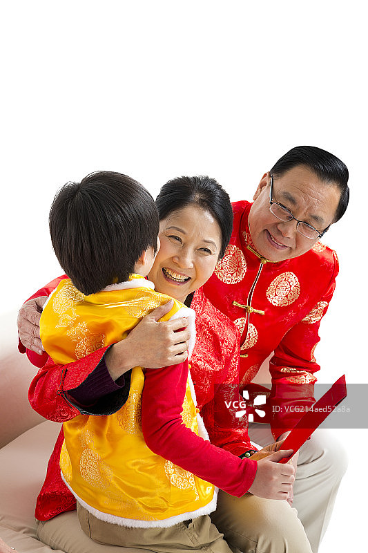 棚拍节日气氛中的唐装一家人团聚图片素材