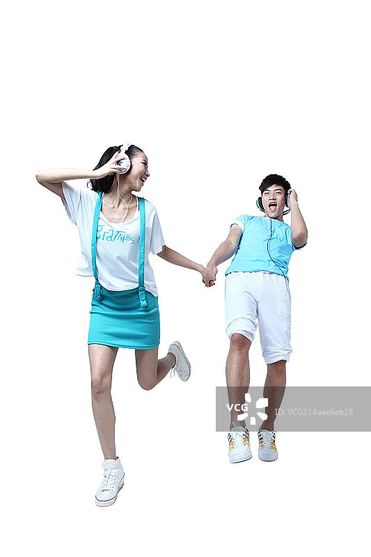 开心跳跃的情侣图片素材