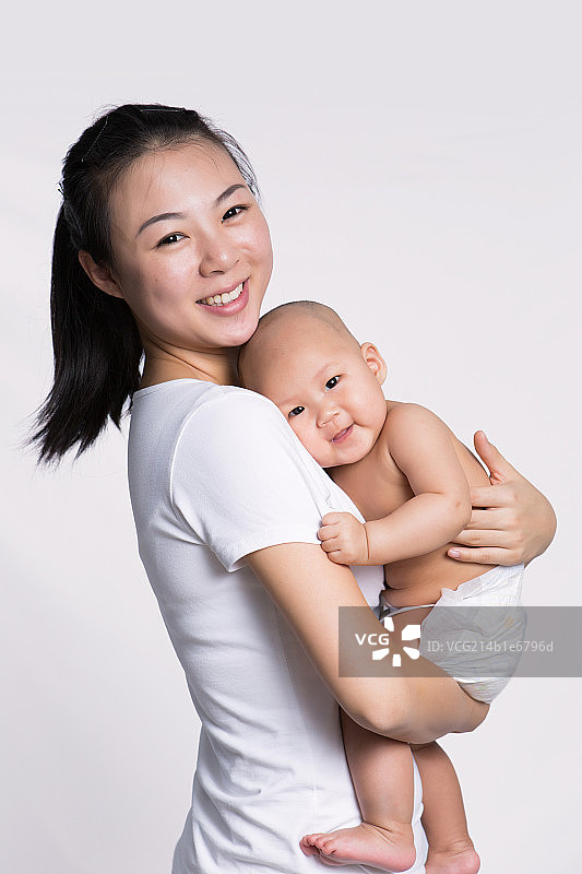 年轻妈妈和婴儿图片素材