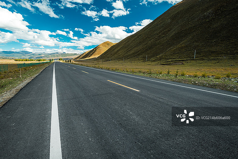 草原道路风光图图片素材