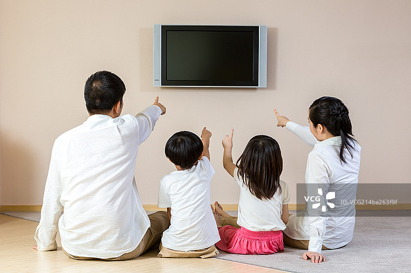 一家人在家里看电视图片素材