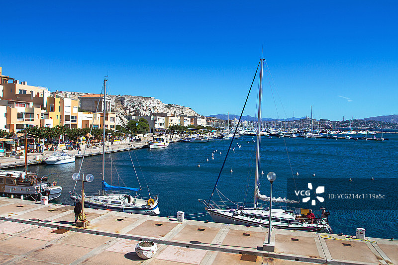 马赛的港口停靠着一排帆船图片素材
