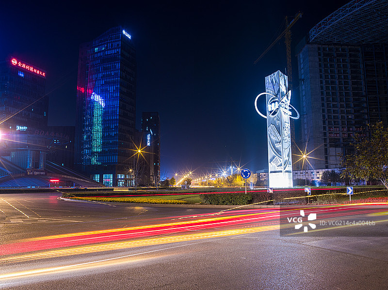 北京经济技术开发区亦庄环岛夜晚城市道路与地标建筑图片素材