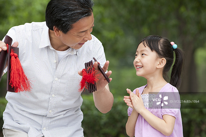 爷爷为孙女表演快板图片素材