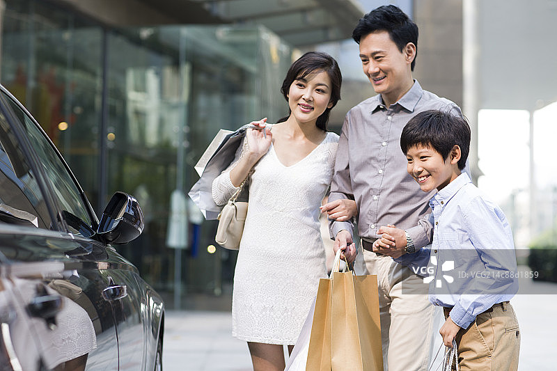 快乐一家人看新车图片素材