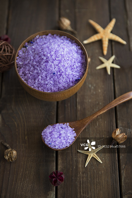 放在桌子上的紫色浴盐图片素材