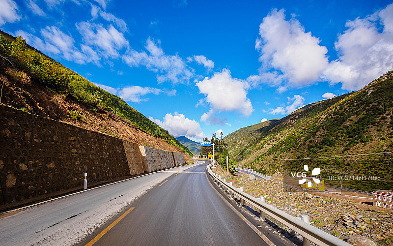川藏线之前进的道路图片素材