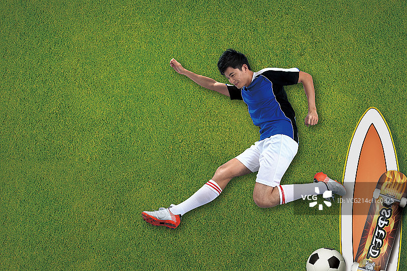 踢足球的年轻学生图片素材