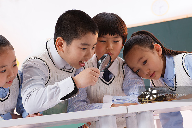 小学生在教室里上课图片素材