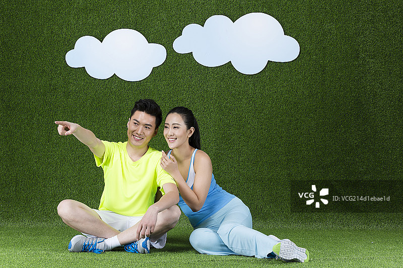草地创意年轻情侣图片素材