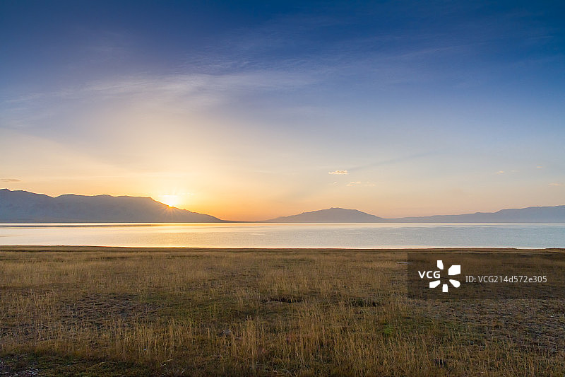 日出前的塞里木湖风光图片素材