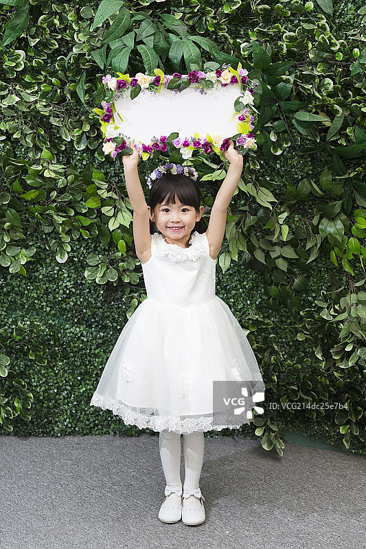 小女孩举着公告牌图片素材