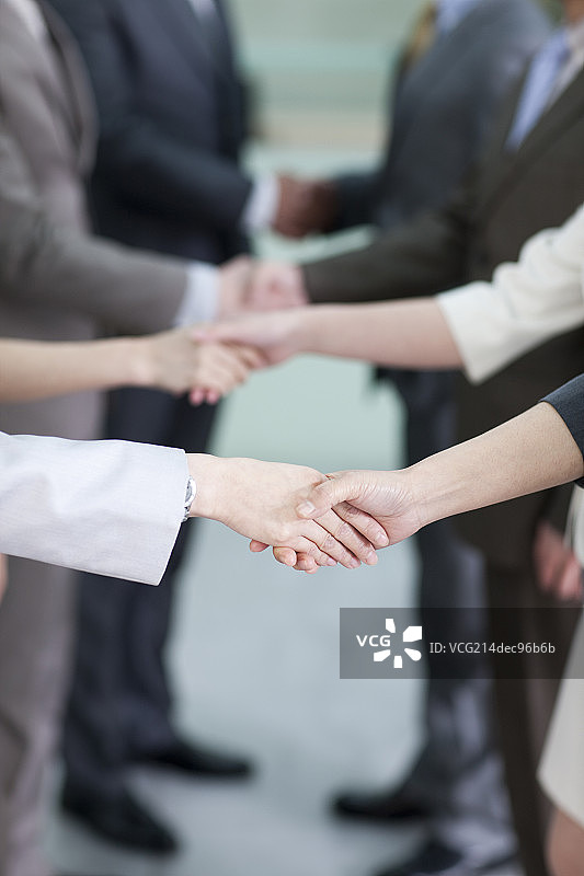商务人士握手图片素材