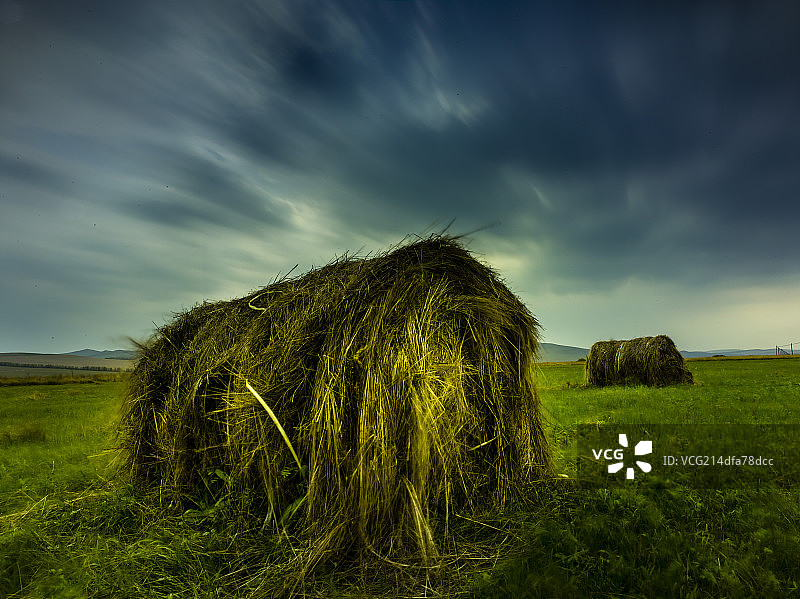 长曝光下的草卷图片素材