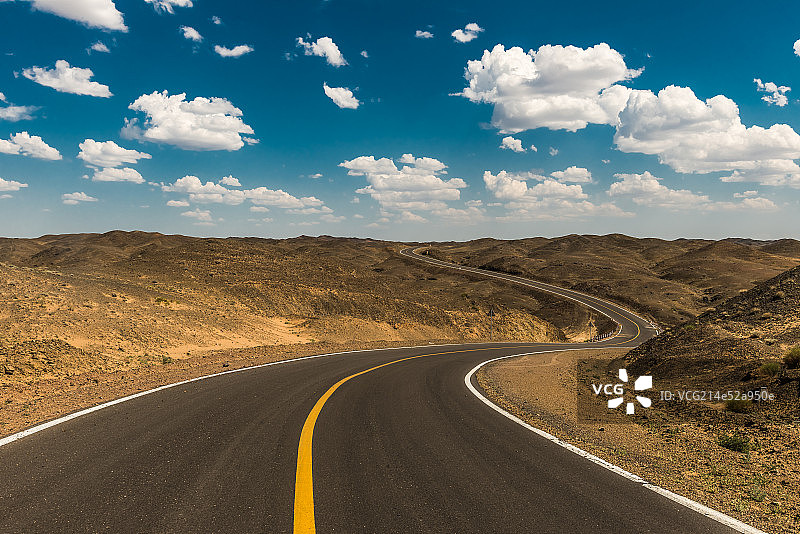 新疆戈壁滩天空道路风光图图片素材