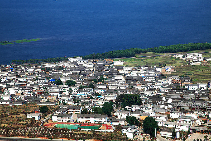洱海边的城市图片素材