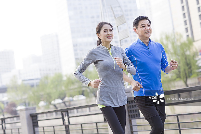 中年夫妇在公园跑步健身图片素材