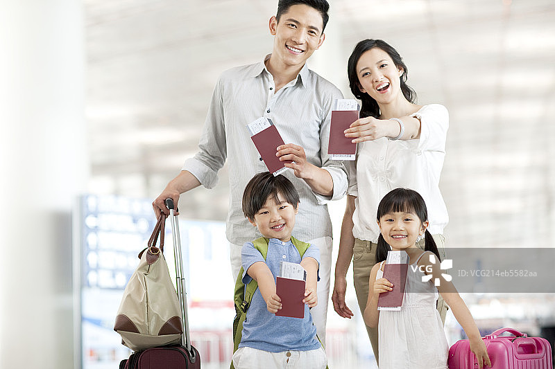 快乐一家人在机场图片素材