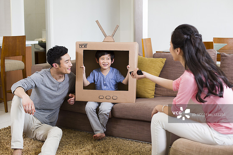 小男孩玩纸电视图片素材