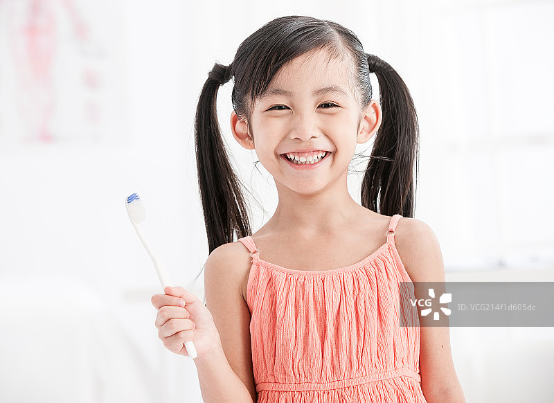 东方儿童拿着牙刷图片素材