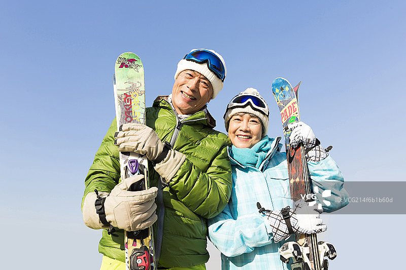 老年夫妇冬季滑雪图片素材