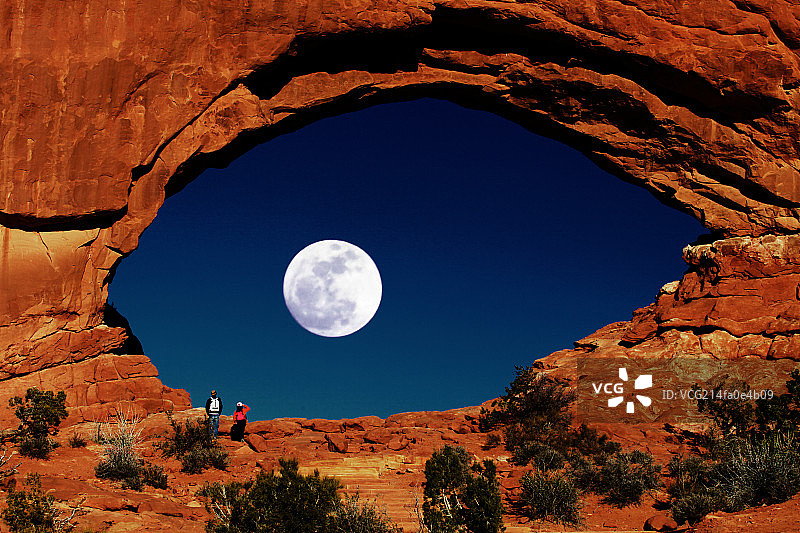 月夜对视图片素材