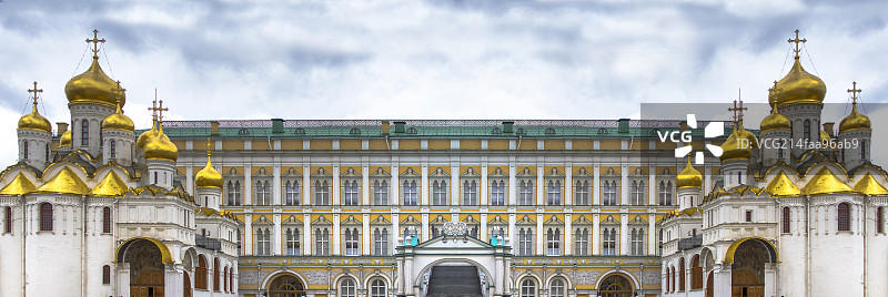 夏宫保罗信使教堂之华丽的宫殿正门图片素材