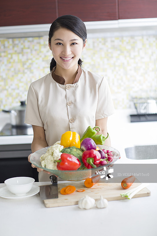 家政服务在厨房做饭图片素材