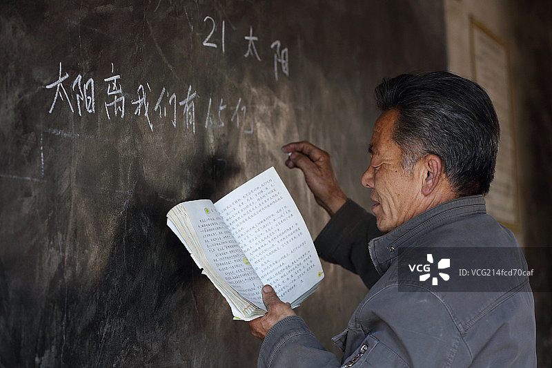 乡村小学老师上课图片素材