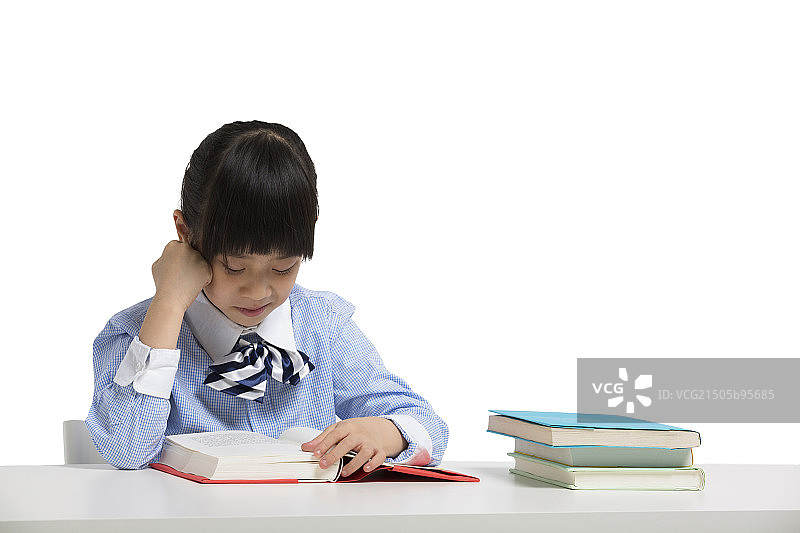 小女孩在课桌前玩耍图片素材