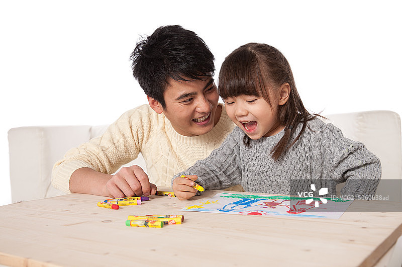 父亲指导女孩绘画图片素材