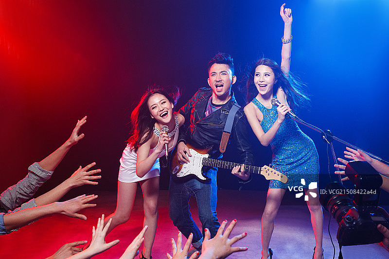 年轻人在酒吧唱歌跳舞图片素材