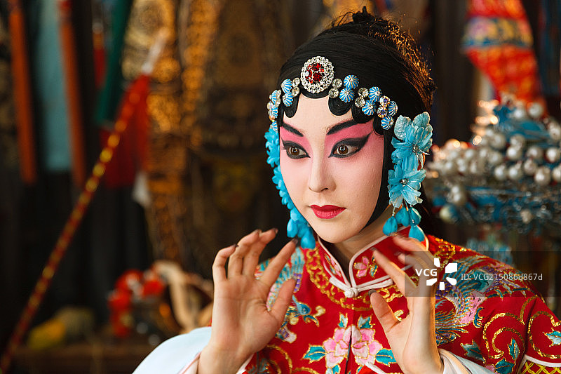 女京剧表演者在整理头饰图片素材