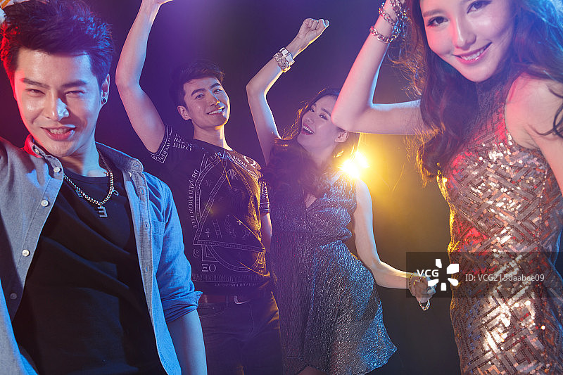 青年男女在舞厅跳舞图片素材