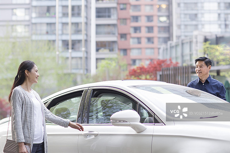 中年夫妇和汽车图片素材