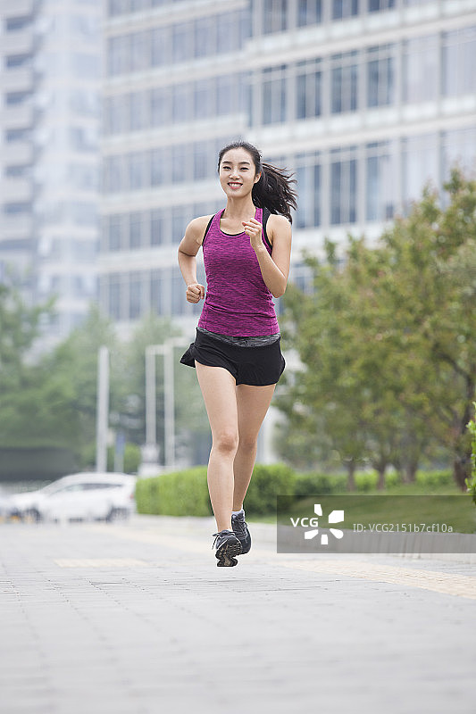 年轻女子在户外跑步健身图片素材