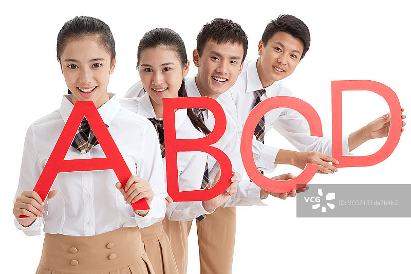 中学生排成一排拿着英文字母图片素材