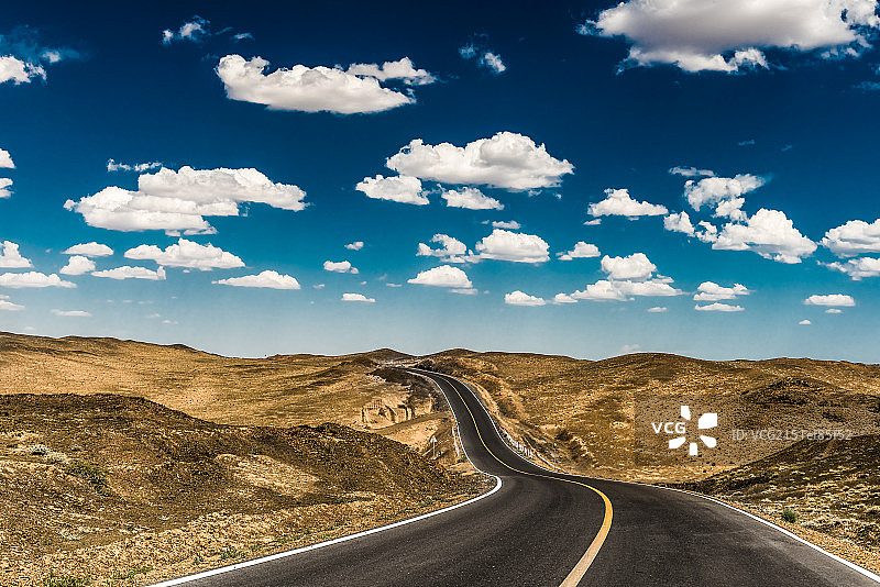 新疆戈壁滩天空道路风光图图片素材