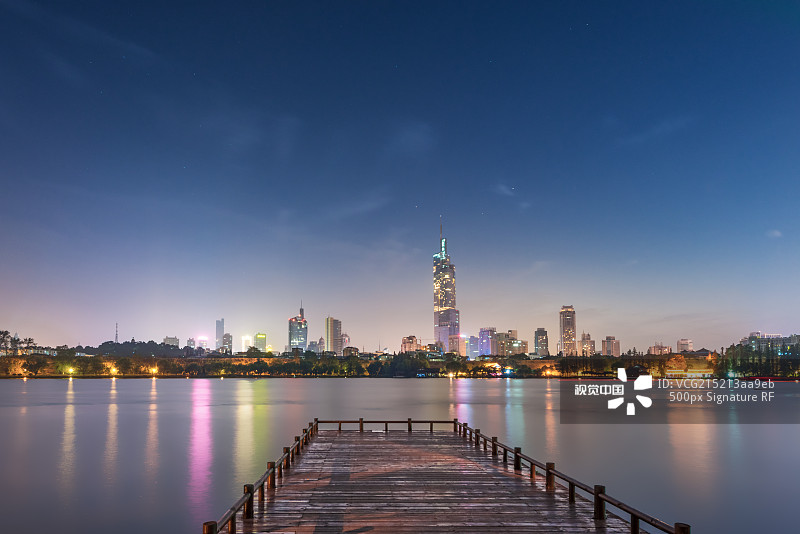 玄武湖畔观南京城夜景图片素材