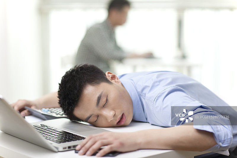 在办公室打瞌睡的商务男性图片素材