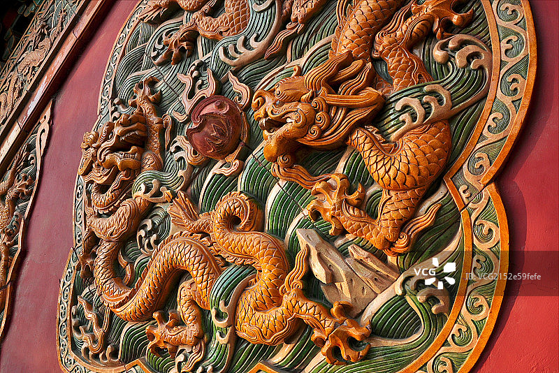 琉璃瓦二龙戏珠与红墙图片素材