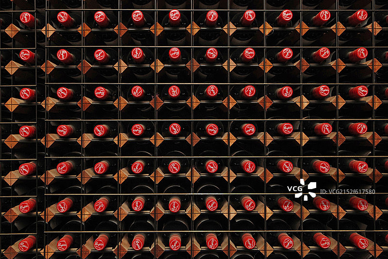 摆放整齐的酒瓶图片素材