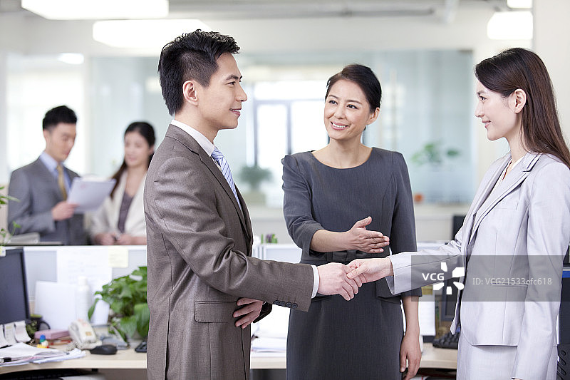 商务人士握手图片素材