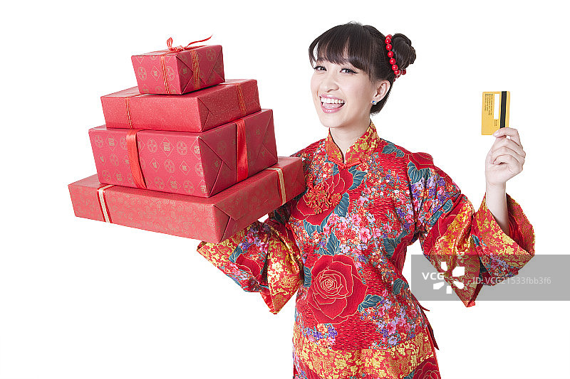 穿着古典的女子手拿信用卡和礼物盒图片素材
