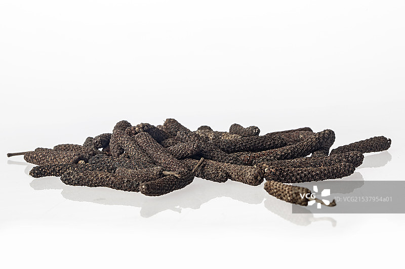 放在桌子上的荜拨图片素材