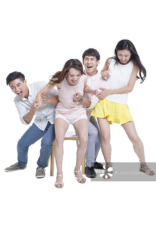 年轻人玩抢椅子游戏图片素材