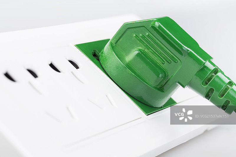 放在桌子上的电源插口图片素材