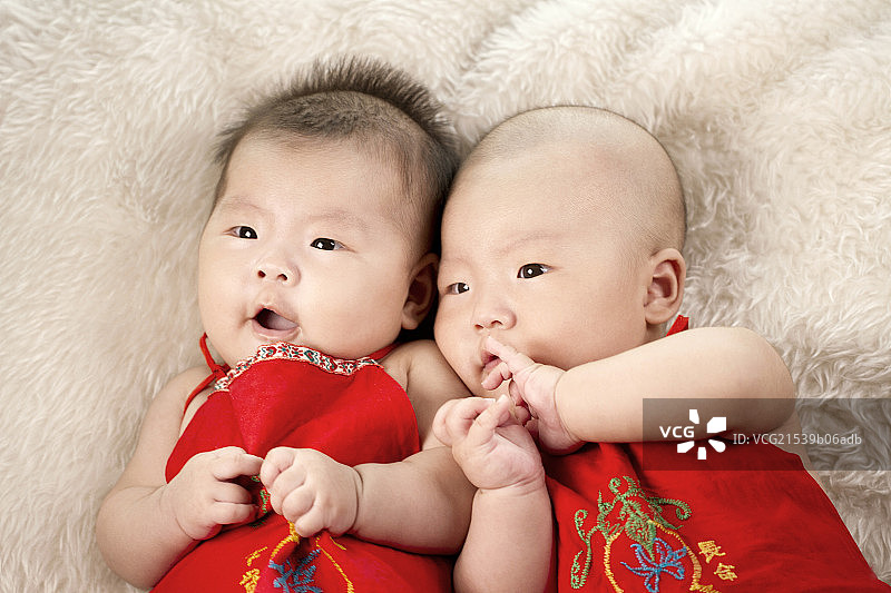 可爱的双胞胎婴儿图片素材