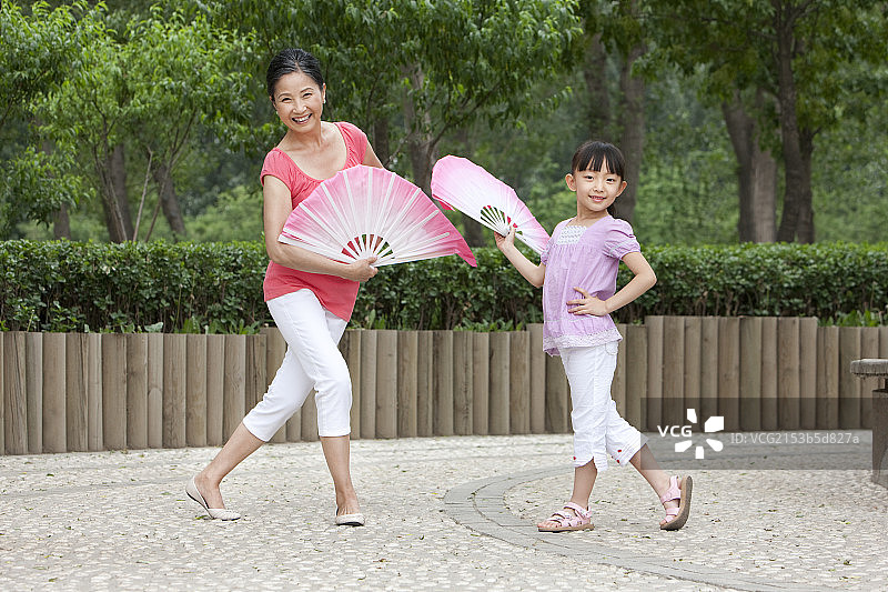 奶奶和孙女一起跳扇舞图片素材